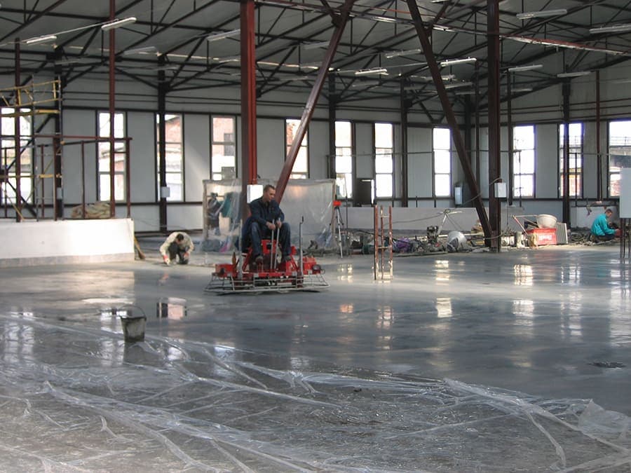 Производственное предприятие «ДОРМЕДОБОРУДОВАНИЕ» — Устройство промышленного пола (топпинг). Механическая затирка топпинга.